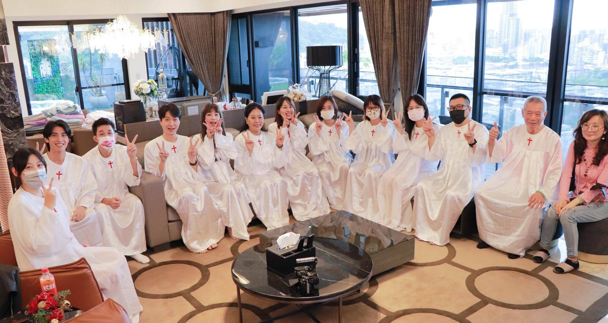 網友酸：原來奉獻是要炒房